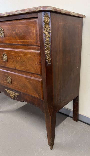 SMALL COMMODE in veneered wood, three drawers,...