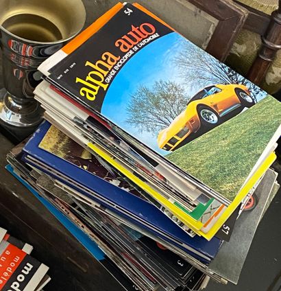 IMPORTANT LOT OF AUTOMOBILIA, mainly magazines



To...