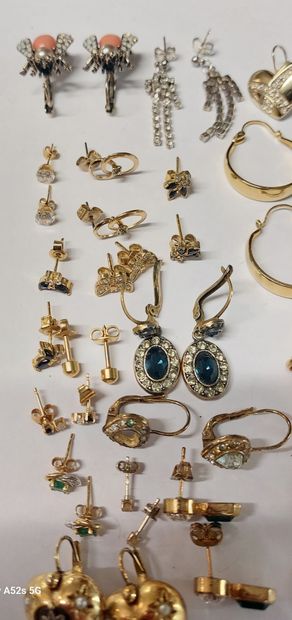 IMPORTANT LOT DE BOUCLES D'OREILLES en métal...