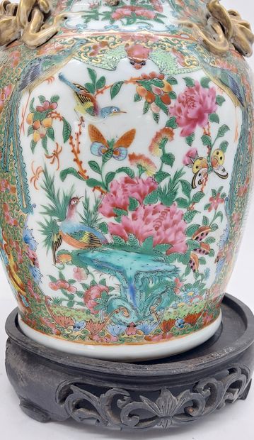 CHINE

Paire de vases en porcelaine de Canton...