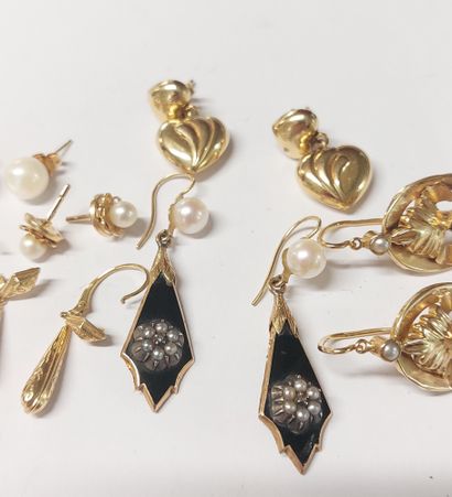SEPT PAIRES DE BOUCLES D'OREILLES en or

PB...