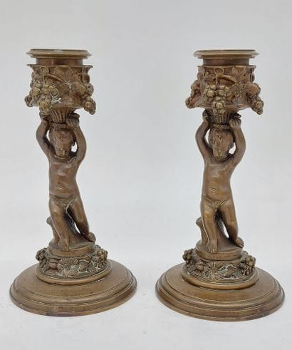 PAIRE DE BOUGEOIRS in bronze decorated with...
