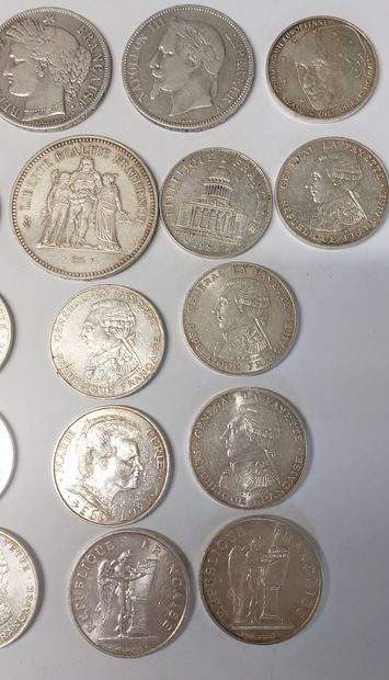 LOT OF SILVER PIECES :

- 1 piece of 50 Francs...