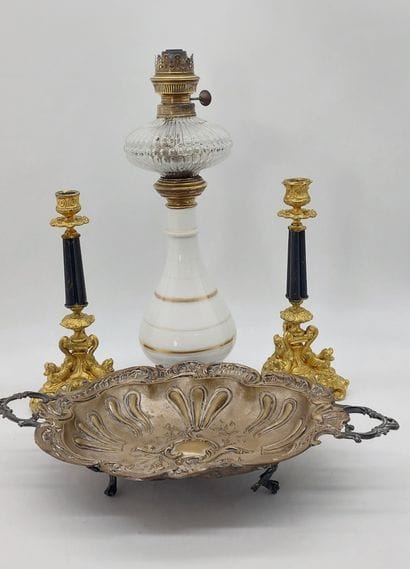 LOT including : 

- 1 pair of gilded regule...