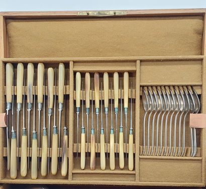APOLLO

Household set in silver-plated metal...