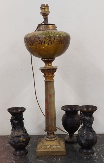 LOT including : 

- 1 onyx, bronze and glass...