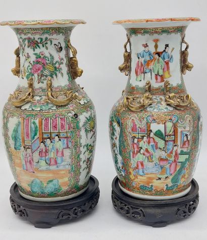 CHINE

Paire de vases en porcelaine de Canton...