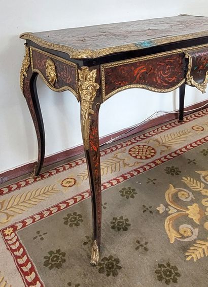 TABLE-BUREAU en marqueterie Boulle et bronzes...