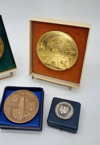 LOT OF MEDALS in bronze including: 

- Greetings...
