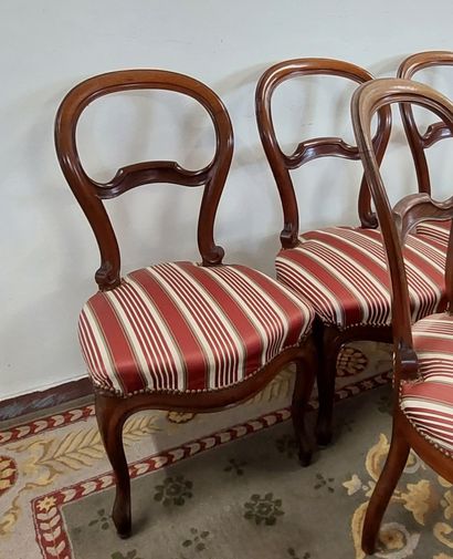 SUITE DE QUATRE CHAISES en acajou, assises...