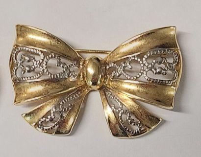 GOLDEN PIN with knot decoration

A gold earring...
