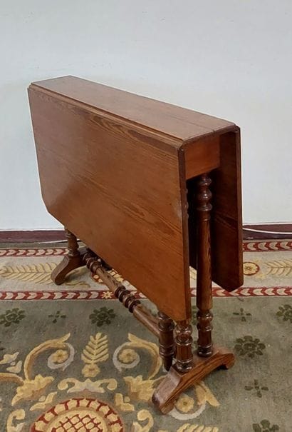 GATELEG TABLE in pitchpin 

H : 73 cm W :...