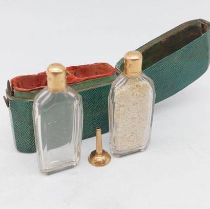 ETUI A SEL ET A PARFUM 

Flacons en cristal,...