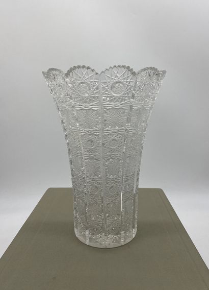 Cut crystal VASE

In its case 

H : 23 c...