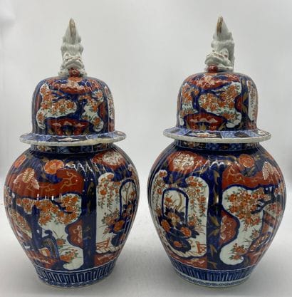 IMARI

Two covered potiches, chimera-shaped...