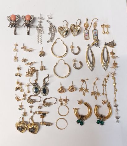 IMPORTANT LOT DE BOUCLES D'OREILLES en métal...