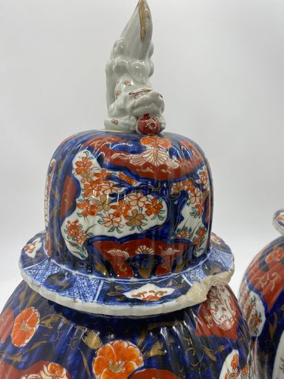 IMARI

Two covered potiches, chimera-shaped...