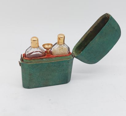 ETUI A SEL ET A PARFUM 

Flacons en cristal,...