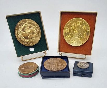 LOT OF MEDALS in bronze including: 

- Greetings...