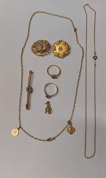 LOT DE BIJOUX en or comprenant : 

- 3 broches...