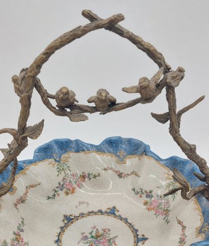 COUPE en porcelaine craquelée à décor de...