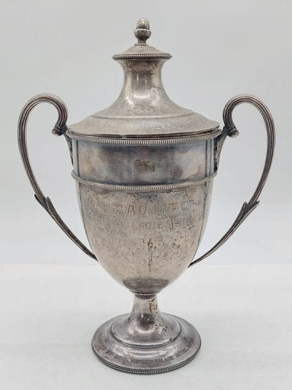CUP in silver-plated metal 

Presence of...