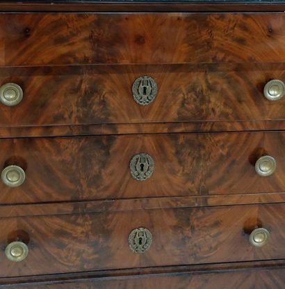COMMODE en acajou et placage d'acajou ouvrant...