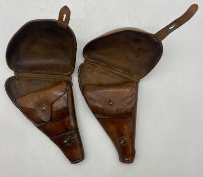 DEUX ETUIS à revolver 1892 en cuir