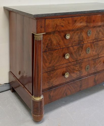 COMMODE en acajou et placage d'acajou ouvrant...