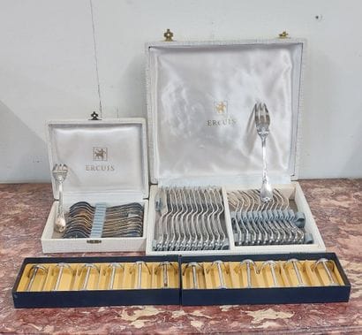 ERCUIS

Lot in silver-plated metal comprising...