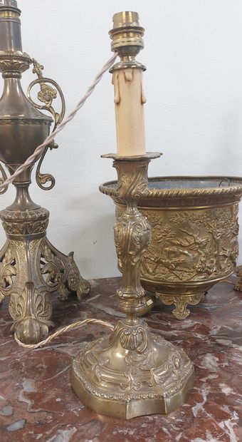 LOT including :

- 4 bronze lamp bases

-...