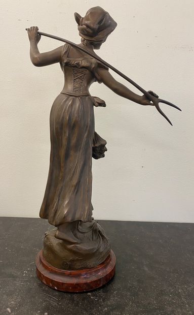 FLORA

Regula subject 

Marble base

Height:...