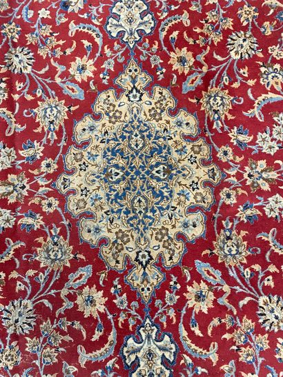 NAÏN

Large Naïn rug in wool and silk 

347...