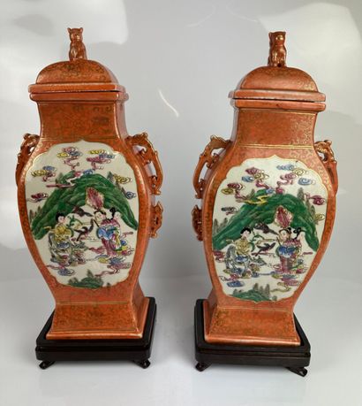 CHINA

Pair of baluster-shaped covered vases...
