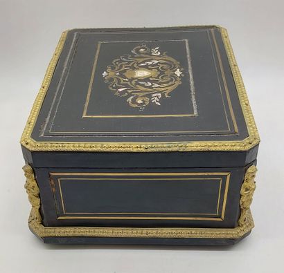 IMPORTANT COFFRET en bois noirci garni de...