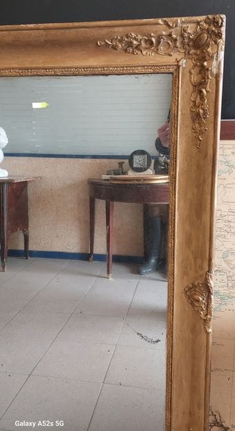 Wood and gilded stucco MIRROR

130 x 104...