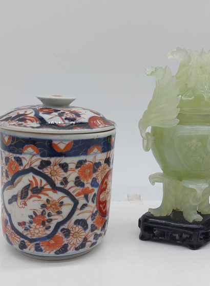 IMARI

Pair of small covered pots in Imari...
