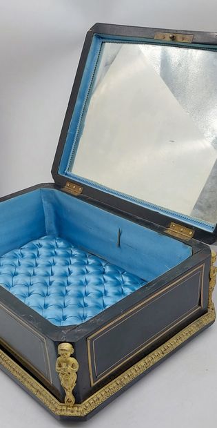 IMPORTANT COFFRET en bois noirci garni de...