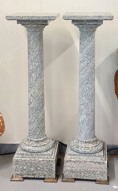 PAIR OF COLUMNS in veined mabre, brass legs

Height:...