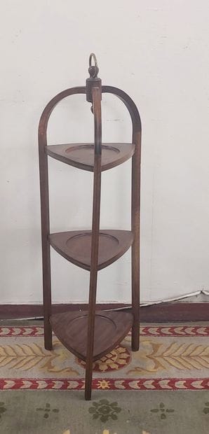 ASSIETTES HOLDER in mahogany and brass fillet...