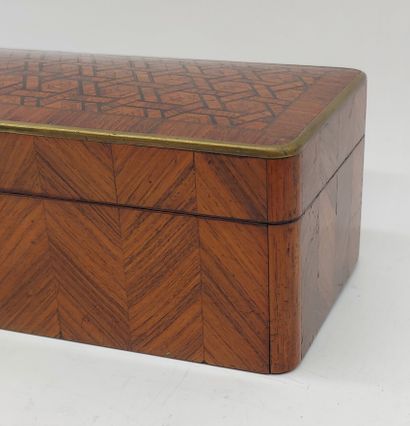 BOITE A GANTS en bois de placage, marqueté,...