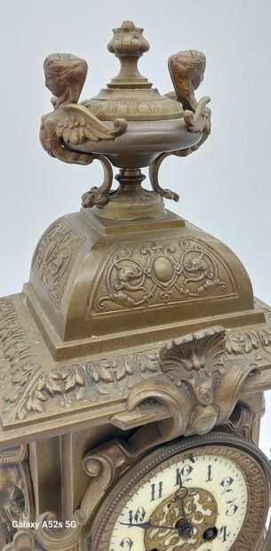 PENDULE BORNE en bronze à décor de têtes...
