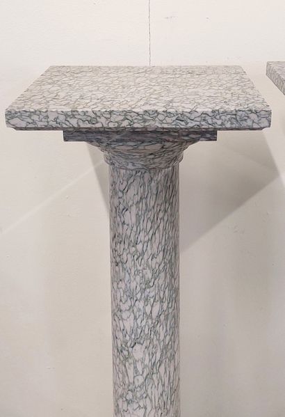 PAIR OF COLUMNS in veined mabre, brass legs

Height:...