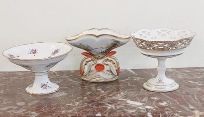 THREE CUPS in porcelain of Paris with floral...