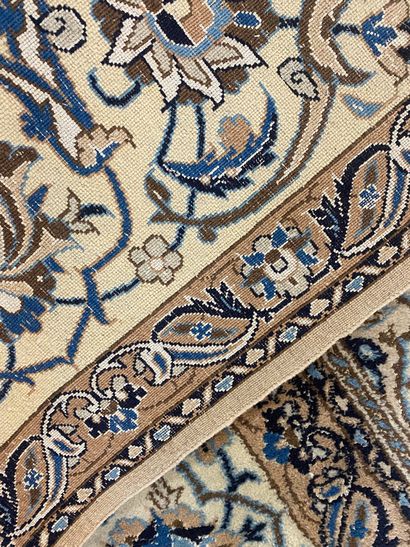 NAÏN

Large Naïn rug in wool and silk 

347...
