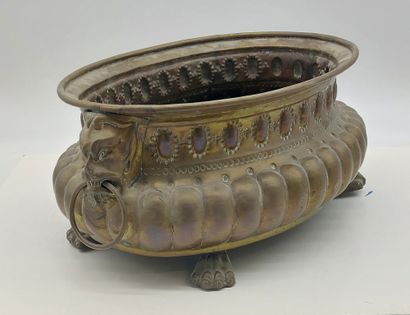 LARGE JARDINIERE in repoussé copper, claw...