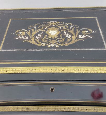 IMPORTANT COFFRET en bois noirci garni de...