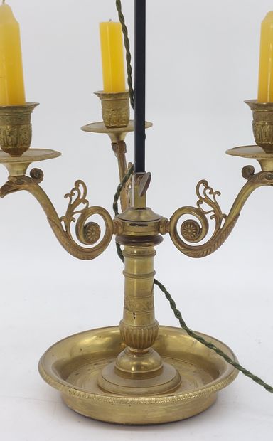 LAMPE BOUILLOTTE en bronze, trois lumières,...