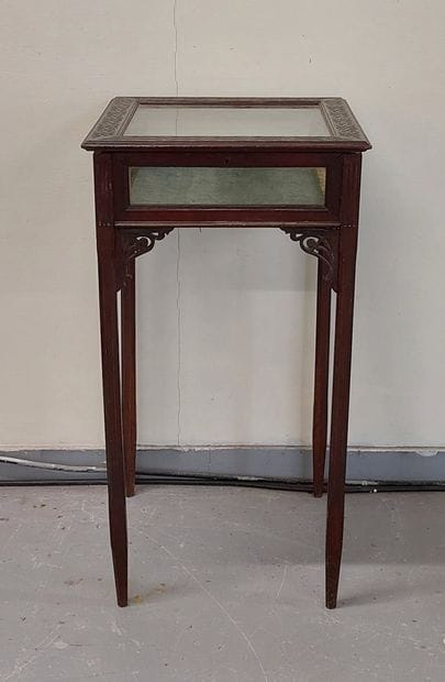 PETIT VITRINE en acajou ouvrant par un abattant...