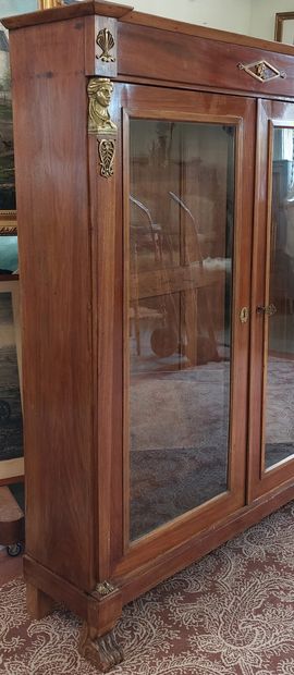 VITRINE en acajou et placage d'acajou, ouvrant...